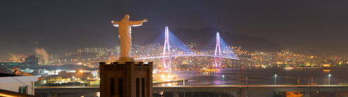 우암동 동항성당에서 바라본 부산항대교의 야경. 부산을 통틀어서도 남구는 손꼽히는 경치를 자랑한다. 우암 해양산업클러스터가 경제와 환경의 새 중심축이 될 것으로도 기대를 모은다. ⓒ 부산 남구