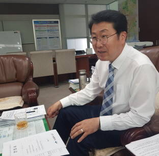 조정대상구역 해제 건의서를 놓고 자세히 설명하고 있는 박재범 남구청장. ⓒ 프라임경제