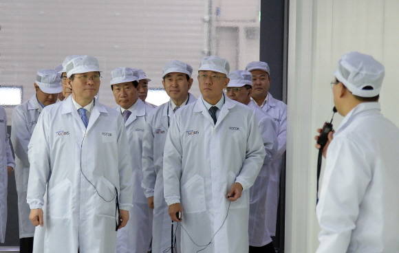 현대모비스 충주 수소 연료전지시스템 공장을 방문한 정·관계 인사와 현대차그룹 관계자들이 공정 내 청정도 유지를 위해 방진복을 착용한 채 생산라인을 돌아보고 있다. 사진 앞줄 왼쪽부터 성윤모 산업통상자원부 장관, 정의선 현대차그룹 수석부회장. ⓒ 현대자동차그룹