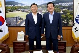 도시간 상생협력 강화를 위해 허성곤 김해시장과 노기태 부산 강서구청장(오른쪽)이 8월 회의를 연 모습. ⓒ 김해시