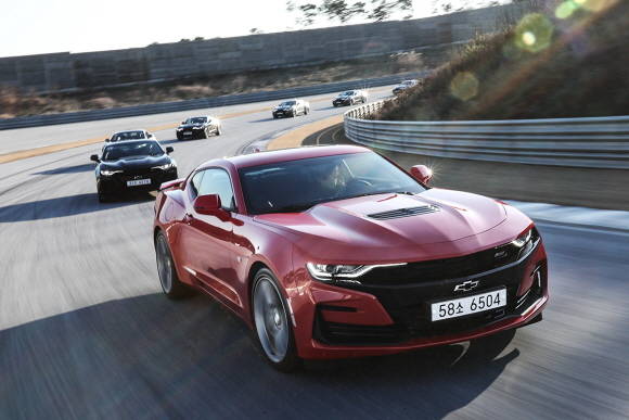 더 뉴 카마로 SS는 정통 아메리칸 머슬카로 쉐보레 브랜드의 핵심인 퍼포먼스 DNA를 물려받았다. ⓒ 한국GM