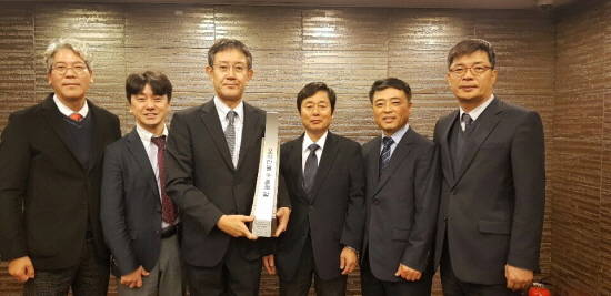 한국구보다가 '제55회 무역의 날' 행사에서 500만달러 무역 수출을 달성한 공로로 수출의 탑을 수상했다. (좌)에서 3번째, 토미타 야스후미 한국구보다 대표이사. ⓒ 한국구보다