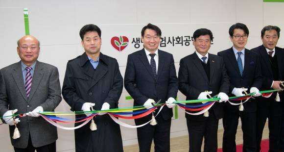 생명보험재단이 동두천시 남성 독거노인들 자립 지원을 위한 생명숲100세힐링센터를 개소, 기념 촬영하는 모습. ⓒ 생명보험사회공헌재단