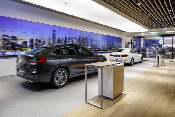 스타필드 시티 위례에 위치한 BMW 스마트 쇼룸 내무 모습. ⓒ BMW 코리아