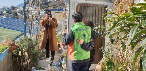 이정환 사장이 부산 남구 벽화마을 주민과 기념촬영을 하고 있다. ⓒ 프라임경제