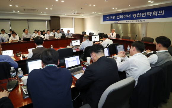 유창근 현대상선 사장이 17일 연지동 사옥 대강당에서 열린 2019년 영업전략회의에서 임직원들에게 인사말을 하고 있는 모습. ⓒ 현대상선