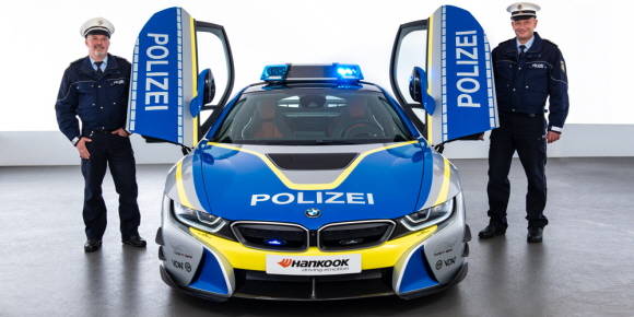 튠 잇! 세이프! 캠페인 차량 BMW i8 쿠페 경찰차. ⓒ 한국타이어