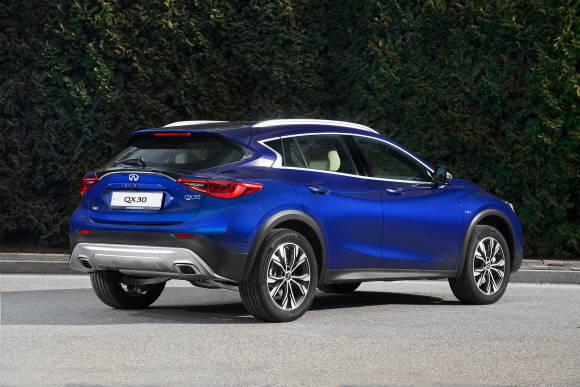 QX30의 낮은 루프라인과 높은 전고는 시각적 대조를 이루며, 독창적 디자인을 자랑하는 동시에 자신감 넘치는 다재다능한 모습을 선사한다. ⓒ 인피니티 코리아