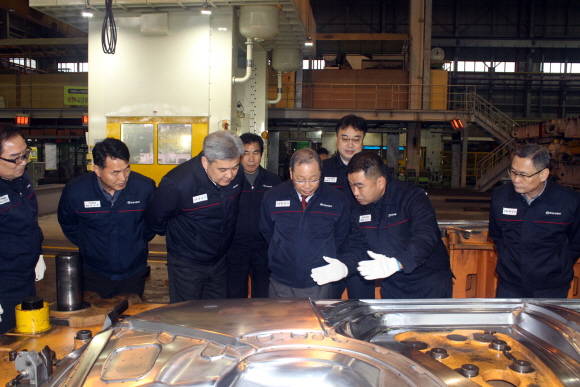 최종식 쌍용차 대표이사가 평택공장 생산현장을 돌며, 직원들을 격려하고 우수개선활동에 대한 설명을 듣고 있다. ⓒ 쌍용자동차