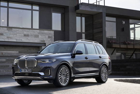 BMW 뉴 X7은 대형 럭셔리 모델 특유의 고급스러움과 강력한 존재감을 뽐낸다. ⓒ BMW 코리아