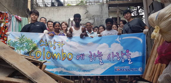 대한항공 사내봉사단원들이 봉사활동 후 현지 주민들과 함께 기념촬영을 하는 모습. ⓒ 대한항공