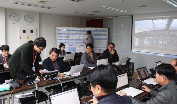 티웨이항공이 비상 모의훈련을 통해 안전운항에 대한 각오와 의지를 다졌다. ⓒ 티웨이항공