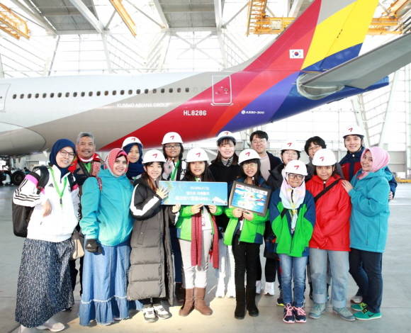 아시아나항공 제2격납고에서 대소초, 인도네시아 학생들과 인솔교사들이 기념촬영을 하고 있다. ⓒ 아시아나항공