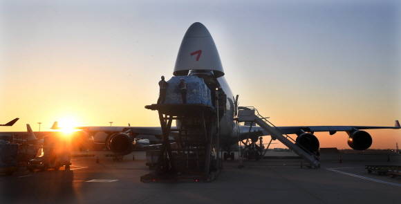 인천국제공항 화물터미널에서 아시아나항공 보잉747 화물기에 화물을 탑재하고 있다. ⓒ 아시아나항공