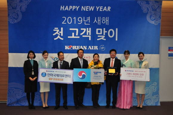 새해 첫 고객 맞이 행사에 참가한 대한항공 임직원 등 관계자들이 대한항공 새해 첫 고객 중국인 위페이씨와 함께 기념사진을 찍고 있는 모습. ⓒ 대한항공