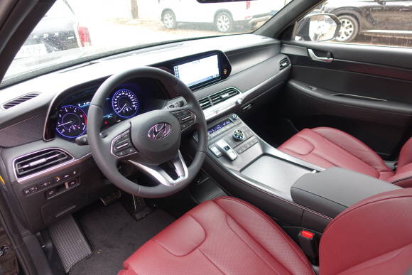 팰리세이드의 실내공간은 수평형의 와이드한 레이아웃을 바탕으로 고객의 이용편의를 최우선으로 고려했다. = 노병우 기자