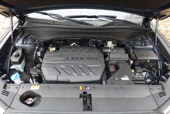 팰리세이드 디젤 2.2 모델 엔진룸 모습. = 노병우 기자