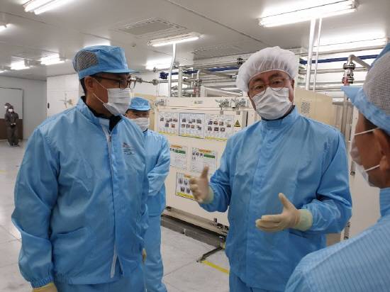 기해년 첫 날, 충남 서산배터리 공장을 방문한 김준 SK이노베이션 사장(왼쪽 2번째)이 조립공정을 둘러보며 구성원들과 이야기를 나누고 있다. ⓒ SK이노베이션