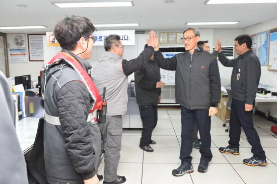 1일 울산CLX 원유제품운영실을 방문한 조경목 SK에너지 사장이 근무중인 구성원들과 하이파이브를 하며 새해인사를 하고 있다. ⓒ SK이노베이션