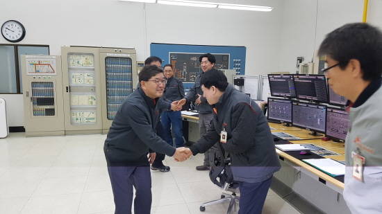 나경수 SK종합화학 신입사장이 1일 울산CLX 화학공정 조정실을 방문해 새해 출근한 구성원들과 인사를 나누고 있다. ⓒ SK이노베이션