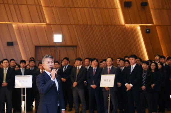장세욱 동국제강 부회장과 임직원들이 2019년 시무식을 진행하고 있는 모습. ⓒ 동국제강