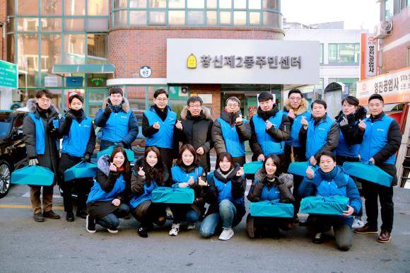 지난해 12월31일 창신2동 주민센터에서 진행된 '사랑의 사과 배달식'에서 정원재 우리카드 사장과 Wi-Fi 회원들이 기념사진을 촬영하고 있다. ⓒ 우리카드