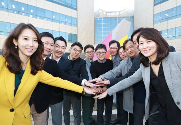 2019년도 아시아나항공 신임 팀장들이 3일 서울시 강서구 아시아나타운 본관 앞에서 화이팅을 외치며 각오를 다지고 있다. ⓒ 아시아나항공