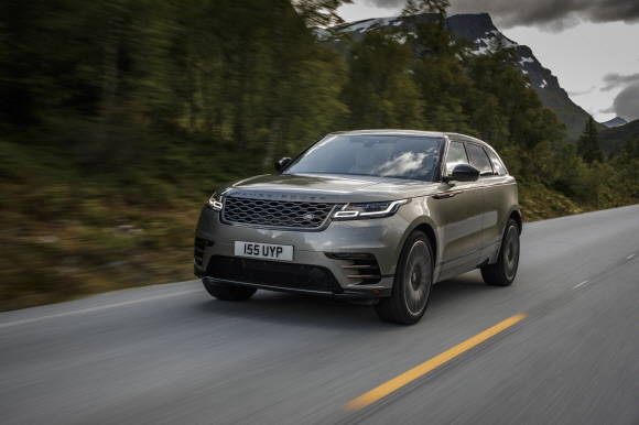 2019년형 레인지로버 벨라에 소비자가 선호하는 다양한 안전 및 편의사양을 강화하면서도 가격은 낮춰 상품성을 대폭 강화했다. ⓒ 재규어 랜드로버 코리아