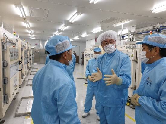 김준 SK이노베이션 사장이 1일 배터리 서산 공장을 방문해 현장을 둘러보고 있다. ⓒ SK이노베이션