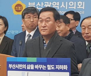 장강식 부산진구의장이 풍부한 식견으로 구의회 능력을 업그레이드하고 있다. 사진은 철도 지하화 이슈로 시의회를 찾았을 당시의 모습. ⓒ 장강식 의장