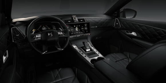 다이아몬드 무늬 가죽으로 우아함이 더해진 리볼리 테마의 내부 모습. ⓒ 한불모터스