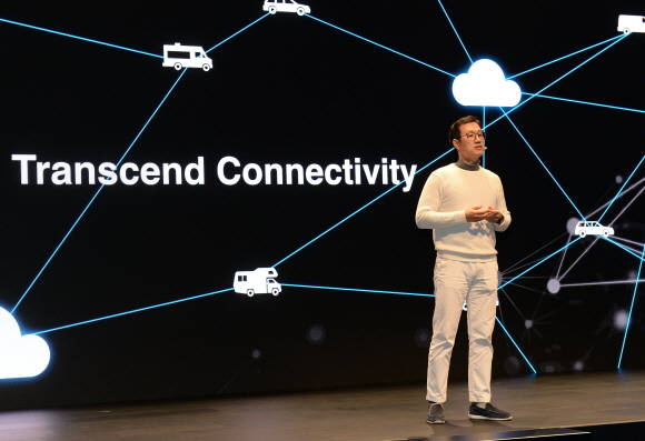 현대차 ICT본부장 서정식 전무가 커넥티드카 글로벌 리딩 전략인 연결의 초월성(Transcend Connectivity)에 대해 발표하고 있는 모습. ⓒ 현대자동차