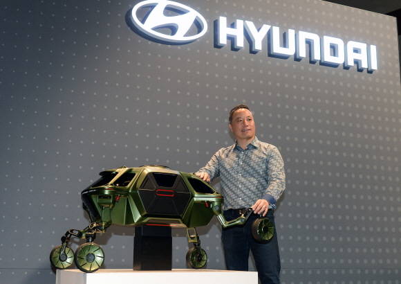 현대크래들 존서 상무가 엘리베이트 콘셉트카의 축소형 프로토타입 모델을 소개하고 있는 모습. ⓒ 현대자동차