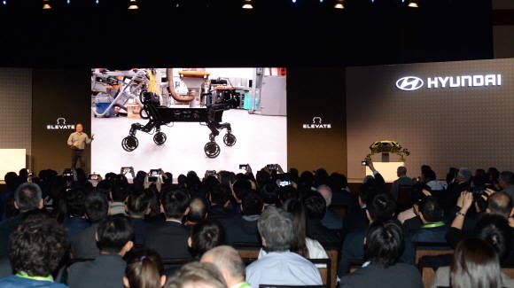 현대크래들 존서 상무가 엘리베이트 콘셉트카의 로보틱스 프로토타입 모델 시연영상을 공개하고 있는 모습. ⓒ 현대자동차