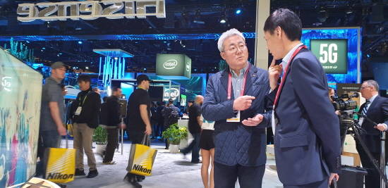 김준 SK이노베이션 사장이 센트럴홀에서 노재석 소재대표와 디스플레이를 살펴보고 있다. ⓒ SK이노베이션