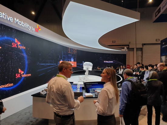 방문객들로 붐비는 SK그룹 부스 전경. ⓒ SK이노베이션