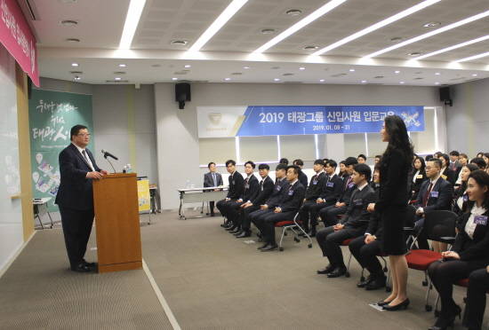 태광그룹 정도경영위원회 임수빈 위원장이 9일 경기도 용인 흥국생명 연수원에서 진행한 '태광, 정도경영의 시작' 강연 중 신입사원들과 대화를 나누고 있다. ⓒ 태광그룹