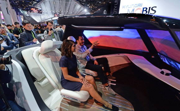 CES 2019서 현대모비스가 공개한 미래 자율주행 HMI 휴먼머신 인터페이스 신기술을 관람객들이 체험하고 있다. ⓒ 현대모비스