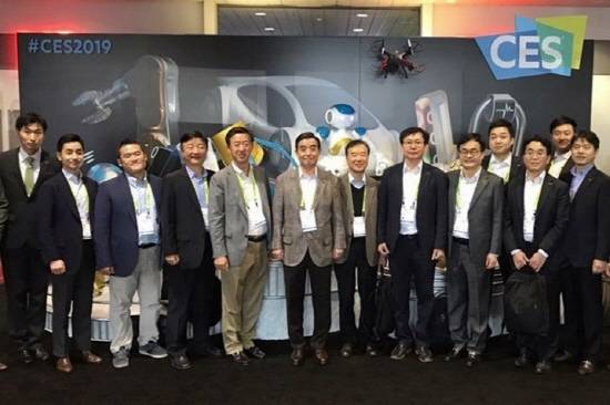 김윤 삼양그룹 회장(사진 가운데)이 10일(현지 시간) 미국 라스베이거스에서 열리고 있는 CES를 경영진과 함께 방문했다. ⓒ 삼양그룹