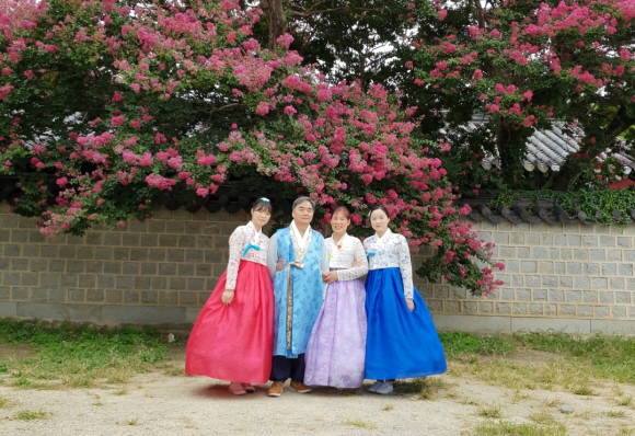 기아차 초록여행 이벤트를 통해 고향에 다녀온 가족의 기념촬영 모습. ⓒ 기아자동차