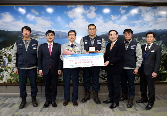 거제시청을 방문한 최용석 대우조선해양 지원본부장(왼쪽 세번째)과 신태호 노조 수석부지회장(가운데) 등 회사 관계자가 변광용 거제시장(왼쪽 두번째)을 만나 성금 전달식을 가졌다. ⓒ 대우조선해양