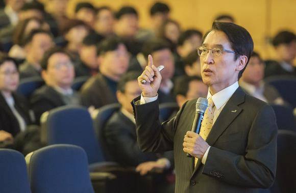 신창재 교보생명 회장이 전사경영전략회의에서 강연하고 있다. ⓒ 교보생명
