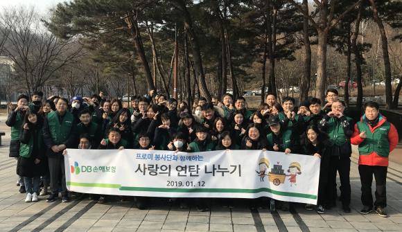 DB손해보험이 12일 사랑의 연탄 나눔 봉사활동을 펼쳤다. 임직원 및 가족들이 모여 기념 촬영하는 모습. ⓒ DB손해보험