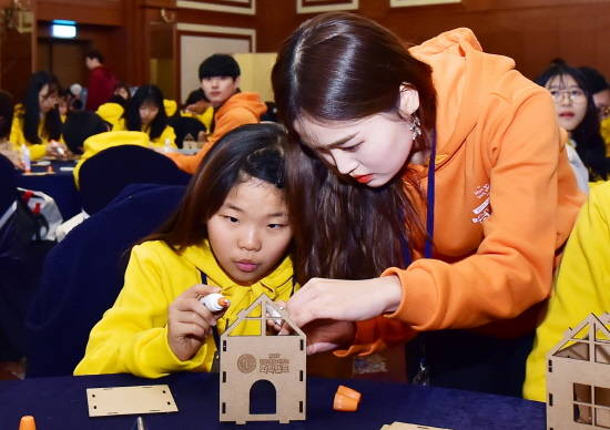 2019 젊은 꿈을 키우는 화학캠프에 참가한 학생들이 태양광 충전 램프를 만들고 있다. ⓒ LG화학