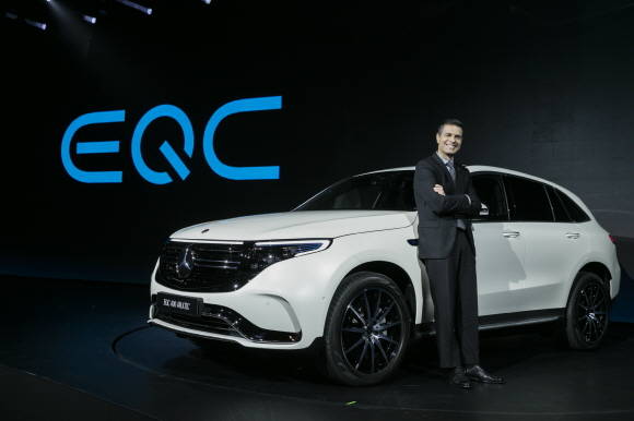 EQ의 최초 순수 EV 더 뉴 EQC 모델과 디미트리스 실라키스 대표이사 사장. ⓒ 메르세데스-벤츠 코리아