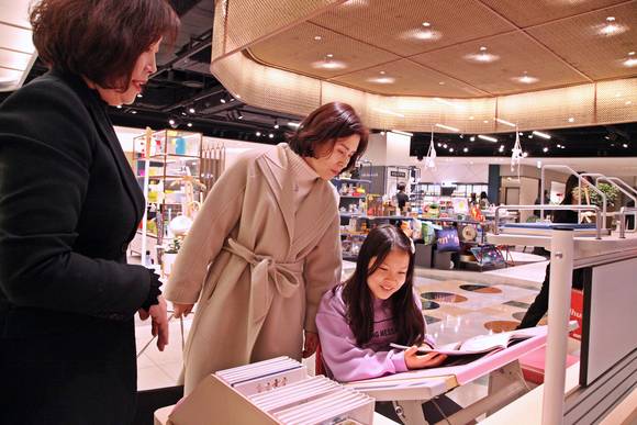 신세계센터시티 8층 컴프프로 매장에서 고객이 책상을 고르고 있다. ⓒ 신세계센텀시티