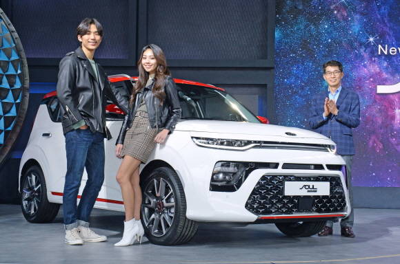 기아차 국내영업본부장 권혁호 부사장(오른쪽 첫 번째)이 쏘울 부스터 출시행사에서 기념촬영을 하는 모습. ⓒ 기아자동차