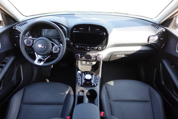 쏘울 부스터 EV는 심플하면서도 하이테크한 이미지와 실용성까지 갖춘 실내공간을 구현했다. = 노병우 기자