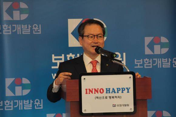 성대규 보험개발원장이 23일 기자간담회에서 인사말을 전하고 있다. 성 원장은 "보험개발원은 보험산업을 선도하는 비즈니스 파트너로서 보험산업 혁신 성장 기폭제 역할을 할 것"이라고 제언했다. ⓒ 보험개발원