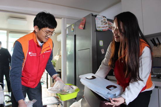 SK케미칼 신입사원들이 독거 어르신 가정을 방문해 가정 환경미화 활동을 하고 있다. ⓒ SK케미칼